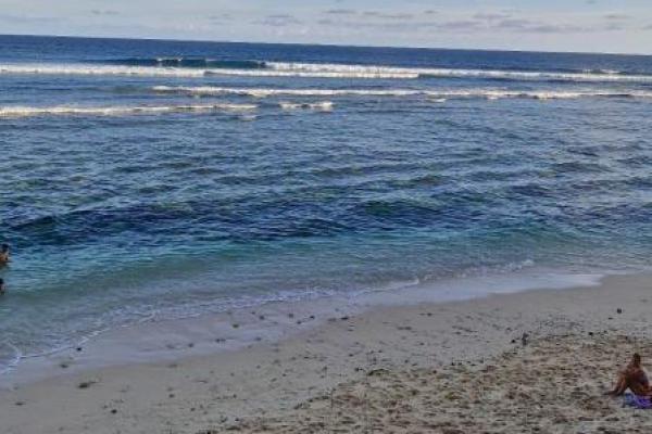 Suasana yang damai membuat Pantai Green Bowl terasa seperti private beach, seolah-olah kamu menemukan rahasia alam yang belum terungkap.