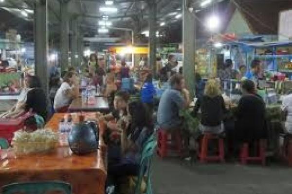 Dengan beragam pilihan makanan, suvenir, dan atmosfer yang ramah, Pasar Malam Sanur ini memberikan pengalaman yang berbeda dari pasar malam lain di Bali