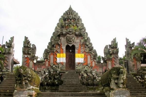 Pura Pusering Jagat memiliki arti penting dalam sejarah dan spiritualitas Hindu di Bali, karena dipercaya sebagai simbol pusat alam semesta atau `pusar dunia`