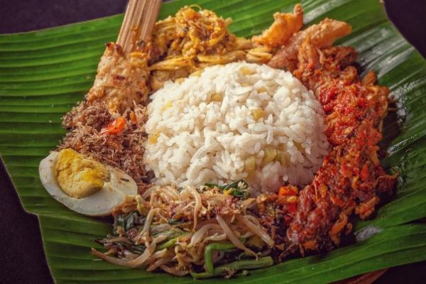 Di kawasan Renon, Denpasar, Tuniang Bali resto nasi campur dan nasi sela halal milik pengusaha sekaligus influencer, Maharani Kemala, viral di media sosial.