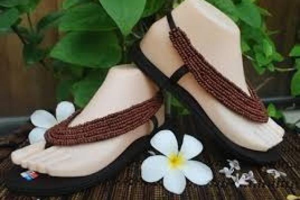 Keren! Sandal Unik dengan Ikon Bali