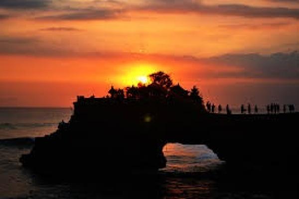 Pesona Pura Tanah Lot di Bawah Cahaya Bulan